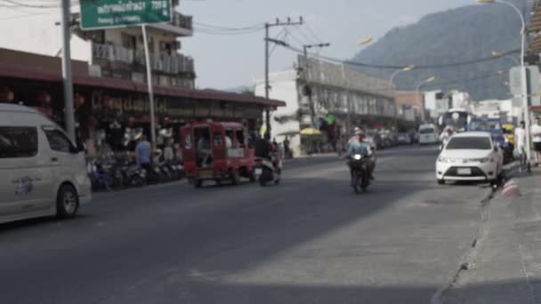 Coches blancos en Asia autobús y bicicletas tailandia la gente de la calle hora de verano — Vídeo de stock