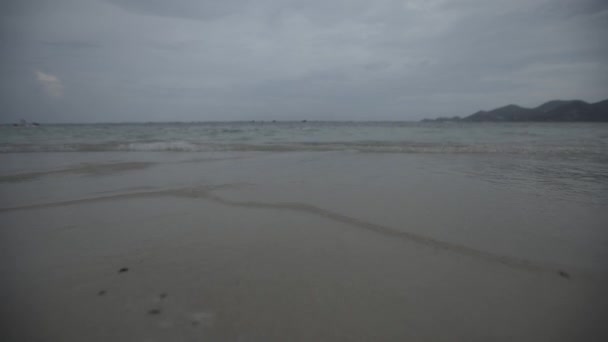 タイ ビーチ、タイの波。4 k の夏の休暇の穏やかな海を砂します。 — ストック動画