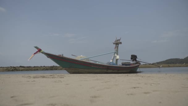 Tropical Thai jungle lake Cheo lan wood boat, wild mountains nature national park ship yacht rocks — Stock Video