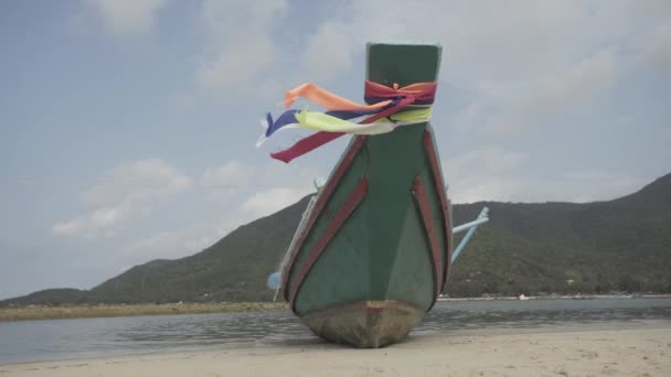 Tropisk thailändsk djungel sjö Cheo lan trä båt, vilda berg natur nationalpark fartyg yacht stenar — Stockvideo