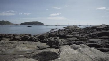 Yahts timelapse Tayland Tayland beach mavi denizde kayalar.