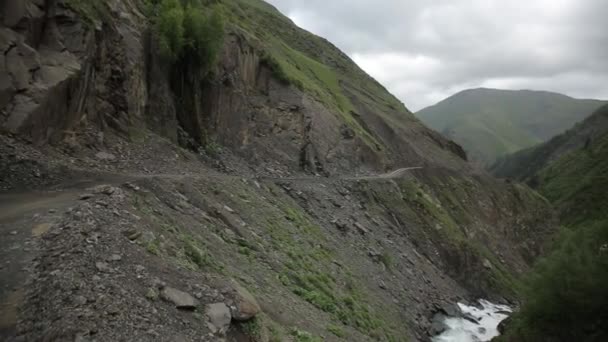 Montañas del Cáucaso río caucásico belleza naturaleza georgia animales waterwall — Vídeos de Stock