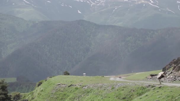 Enduro reis met Buggy auto hoge in de hoge bergen van de Kaukasus — Stockvideo