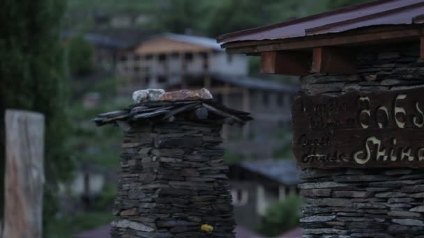 Aldeia de Omalo e torres de vigia nas montanhas do Cáucaso colinas de voo épicas e vale georgiano beleza natureza georgia animais waterwall — Vídeo de Stock