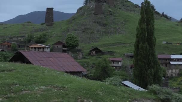 Aldeia de Omalo e torres de vigia nas montanhas do Cáucaso colinas de voo épicas e vale georgiano beleza natureza georgia animais waterwall — Vídeo de Stock