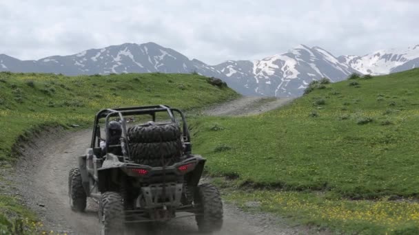 Enduro viaggio con Buggy in alta montagna caucasica — Video Stock