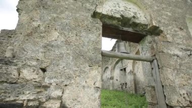 Yüksek Kafkasya dağlarında eski Gürcü kilise çanı