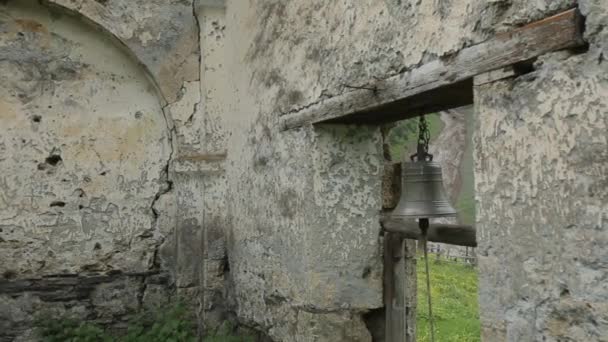 Antigua campana de la iglesia georgiana en las altas montañas del Cáucaso — Vídeos de Stock