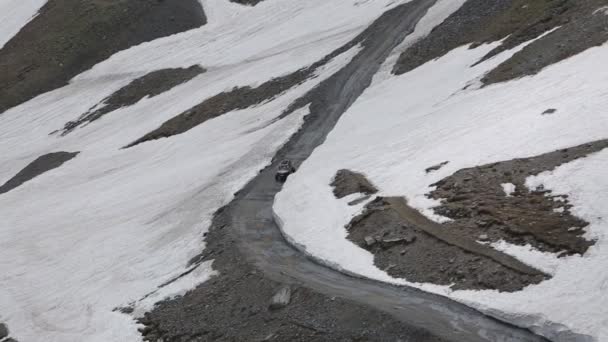 Enduro ταξίδι με ελαττωματικούς αυτοκίνητο υψηλής στα ψηλά βουνά Καυκάσιος — Αρχείο Βίντεο