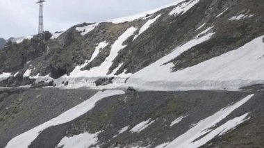 Enduro yolculuk adamcağız araba yüksek Kafkas yüksek dağlarda ile