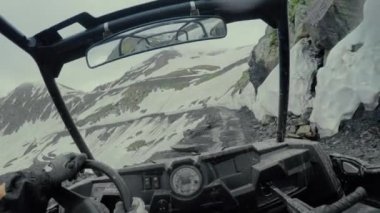 Enduro yolculuk adamcağız araba yüksek Kafkas yüksek dağlarda ile