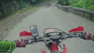 Enduro yolculuk ile kir Bisiklet yüksek arabası ile Kafkas dağlarında