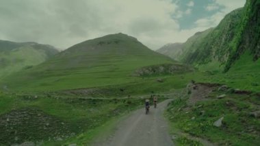 Enduro yolculuk ile kir Bisiklet yüksek arabası ile Kafkas dağlarında