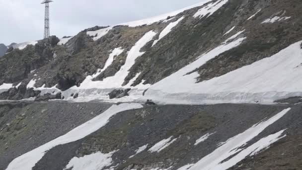 Enduro ταξίδι με ελαττωματικούς αυτοκίνητο υψηλής στα ψηλά βουνά Καυκάσιος — Αρχείο Βίντεο