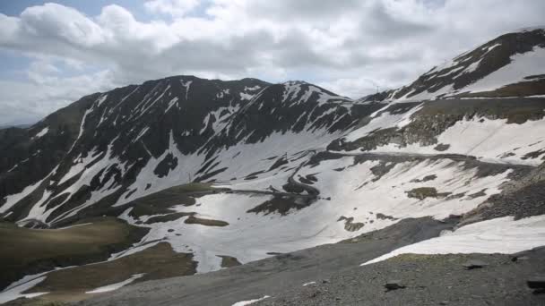 Timelapse Kafkasya dağlar bulutlar beyaz güzellik doğa Gürcistan hayvanlar — Stok video