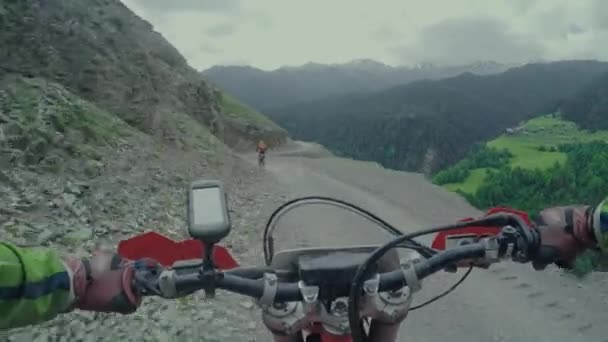 Ендуро подорож з Байк висока в кавказьких гір з баггі — стокове відео