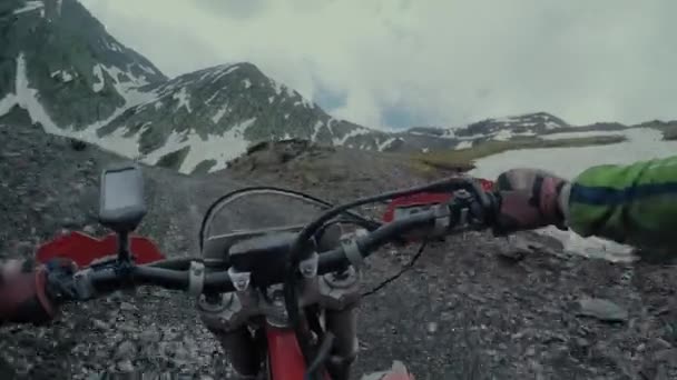复古旅途与肮脏的自行车高在高加索山与越野车 — 图库视频影像