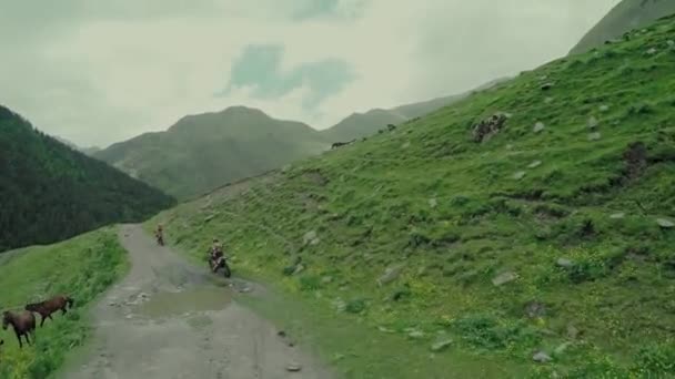 Enduro reis met vuil fiets hoog in de Kaukasische bergen met Buggy — Stockvideo