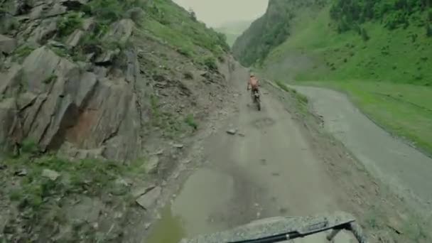 Enduro reis met vuil fiets hoog in de Kaukasische bergen met Buggy — Stockvideo