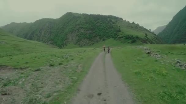 Enduro viaggio con bici da cross in alta montagna caucasica con Buggy — Video Stock