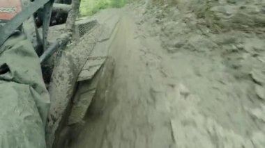Enduro yolculuk adamcağız araba yüksek Kafkas yüksek dağlarda ile