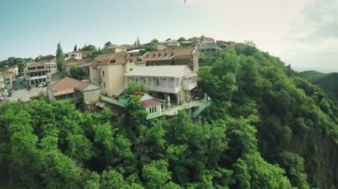 Signagi kale kilise Kafkas Dağları nehir beyaz güzellik doğa Gürcistan hayvanlar waterwall dron 4k