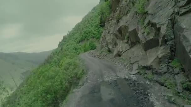 Enduro ταξίδι με ελαττωματικούς αυτοκίνητο υψηλής στα ψηλά βουνά Καυκάσιος — Αρχείο Βίντεο