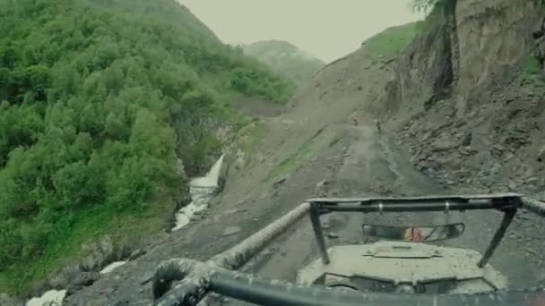 Эндуро путешествие с грязным велосипедом высоко в горах Кавказа с Багги — стоковое видео