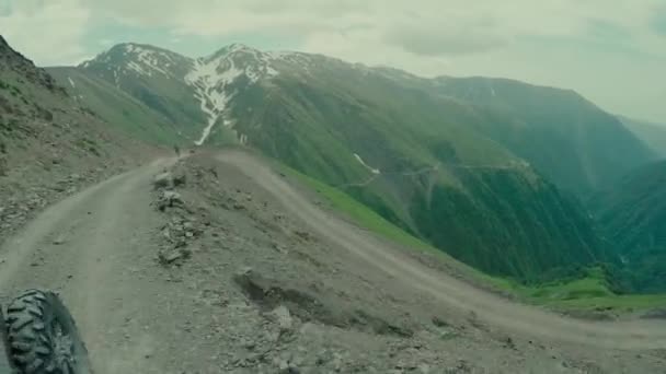 バギーとコーカサス山脈の高い土のバイクのエンデューロ旅 — ストック動画