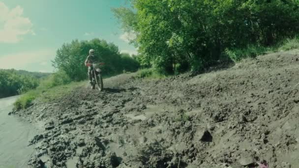 Enduro reis met vuil fiets hoog in de Kaukasische bergen met Buggy — Stockvideo