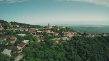 Signagi kale kilise Kafkas Dağları nehir beyaz güzellik doğa Gürcistan hayvanlar waterwall dron 4k