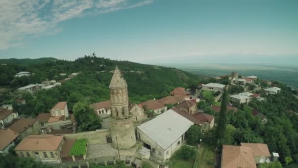Signagi castelo igreja Cáucaso montanhas rio caucasiano beleza natureza georgia animais waterwall drone 4k — Vídeo de Stock