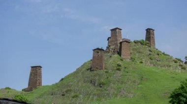 Omalo Köyü ve Kafkas Dağları epik timelapse Gürcü Vadisi güzellik doğa içinde gözetleme kuleleri