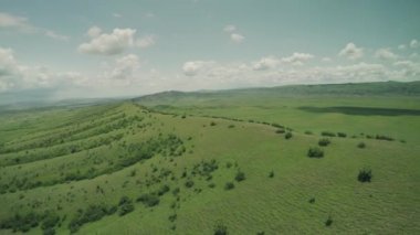 Enduro yolculuk adamcağız araba beyaz yüksek dağlar dron 4 k yüksek ile