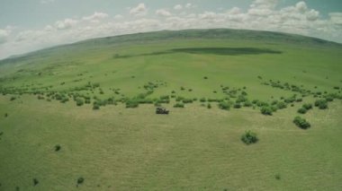 Enduro yolculuk adamcağız araba beyaz yüksek dağlar dron 4 k yüksek ile