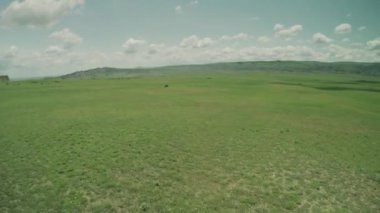 Enduro yolculuk adamcağız araba beyaz yüksek dağlar dron 4 k yüksek ile