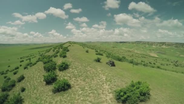 Enduro cesta s Buggy auto vysoko v kavkazské vysoké hory DRONY 4k — Stock video