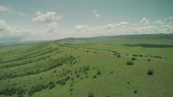 Enduro resan med Buggy bil hög i den kaukasiska höga berg drone 4k — Stockvideo