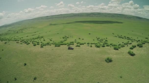 Enduro reis met Buggy auto hoog in de Kaukasische hooggebergte drone 4k — Stockvideo