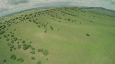 Kafkas Dağları epik uçuş tepeler ve Gürcü Vadisi güzellik doğa Gürcistan hayvanlar waterwall dron 4k