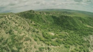 Kafkas Dağları epik uçuş tepeler ve Gürcü Vadisi güzellik doğa Gürcistan hayvanlar waterwall dron 4k