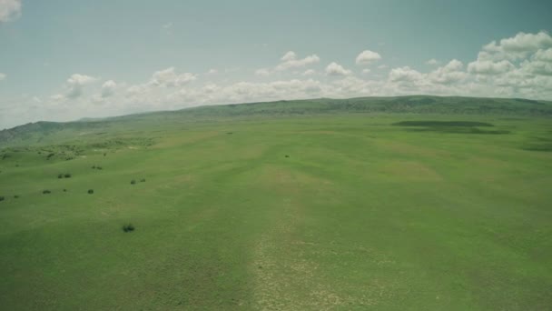 Viaje de enduro con coche Buggy alto en las altas montañas caucásicas drone 4k — Vídeo de stock