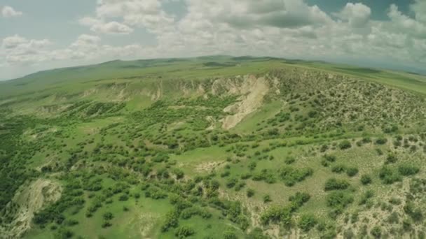 Montañas del Cáucaso épicas colinas de vuelo y valle georgiano belleza naturaleza georgia animales waterwall drone 4k — Vídeo de stock