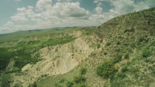 Cáucaso montanhas épico colinas de voo e vale georgiano beleza natureza georgia animais waterwall drone 4k — Vídeo de Stock