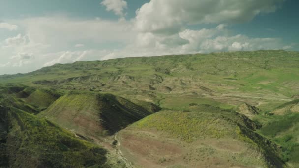 Kaukasus Berge epische Flug Hügel und georgische Tal Schönheit Natur Georgien Tiere Wasserwand Drohne 4k — Stockvideo