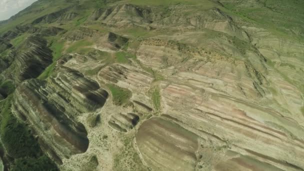 Montañas del Cáucaso épicas colinas de vuelo y valle georgiano belleza naturaleza georgia animales waterwall drone 4k — Vídeo de stock