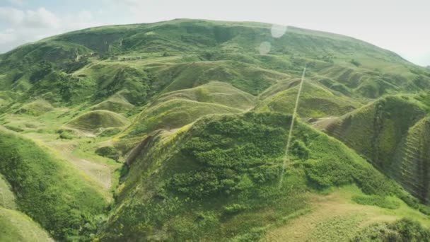 Caucasus mountains epische vlucht heuvels en de vallei van de Georgische schoonheid natuur Georgië dieren waterwall drone 4k — Stockvideo