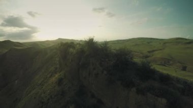 Kafkas Dağları epik uçuş tepeler ve Gürcü Vadisi güzellik doğa Gürcistan hayvanlar waterwall dron 4k