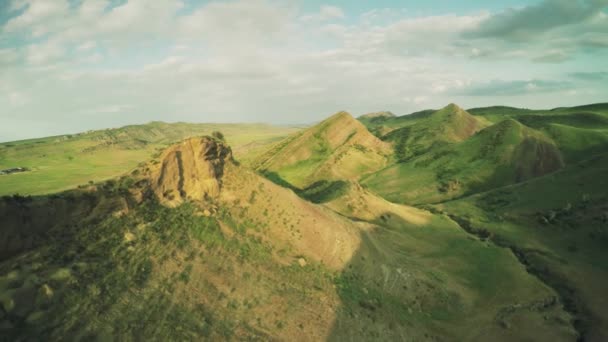 Montagnes du Caucase vol épique collines et vallée géorgienne beauté nature géorgie animaux mur d'eau drone 4k — Video