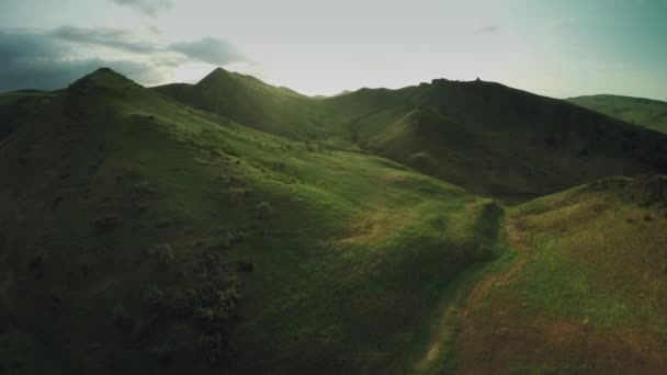 Caucasus mountains epische vlucht heuvels en de vallei van de Georgische schoonheid natuur Georgië dieren waterwall drone 4k — Stockvideo